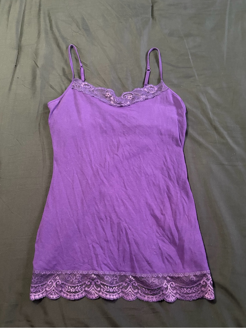 Y2K 2000s style Express purple cami top w/lace trim at neckline and hem.Size M